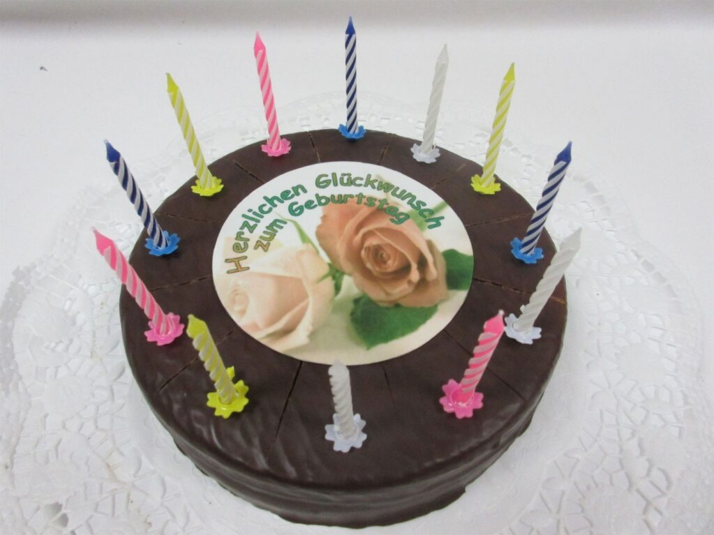 Sachertorte mit Bildaufleger und 10 Kerzen