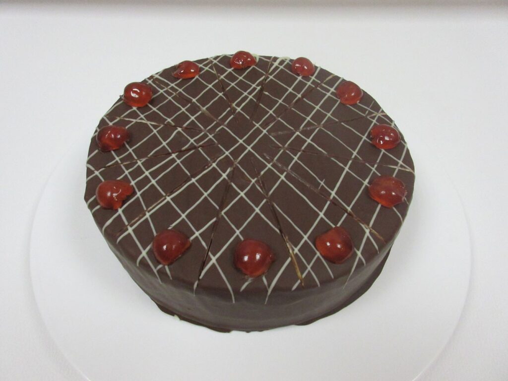 Vegane Kirsch-Creme-Torte Schwarzwälder Art (mit Alkohol)