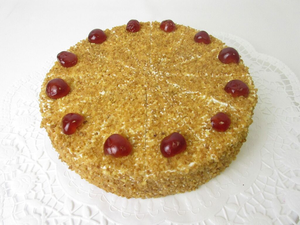 Vegane Krokant-Kirsch-Kreme-Torte